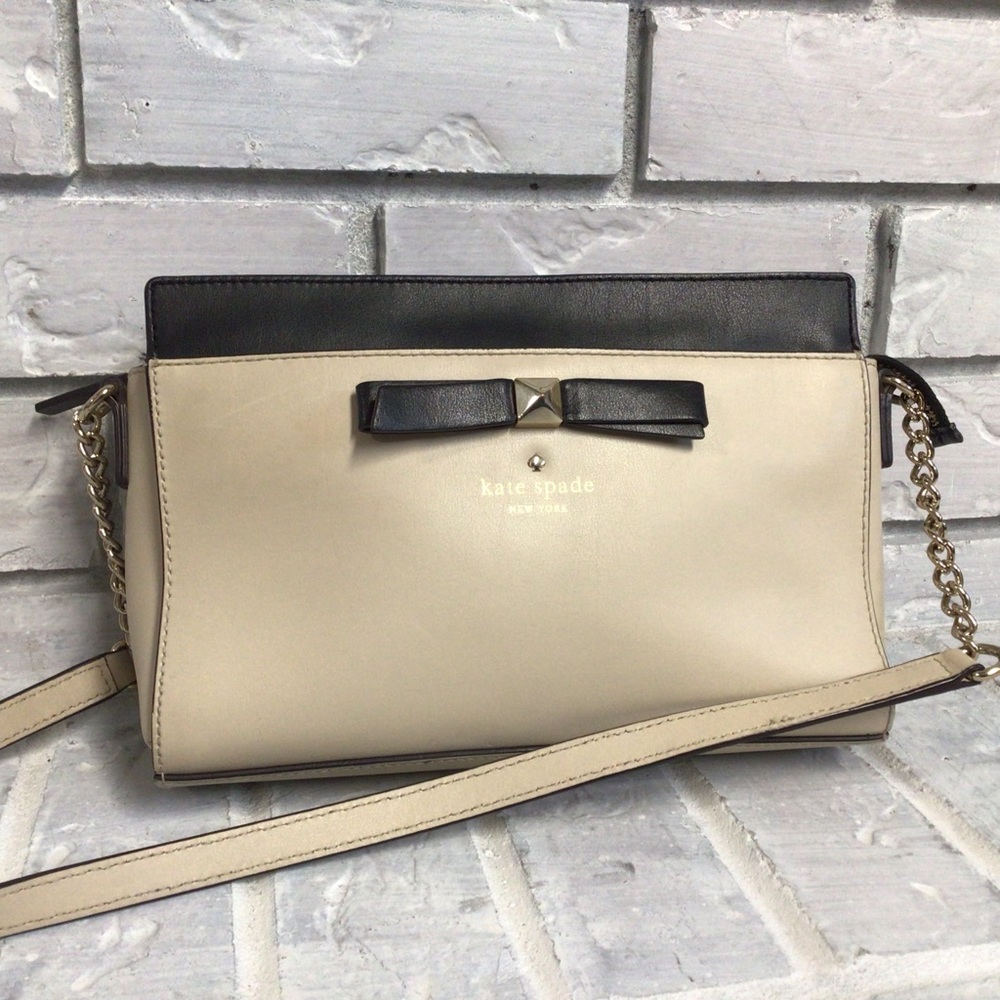 ππ₯ HOST PICK ππ₯KATE SPADE LEATHER CREAM AND BLACK CROSSBODY BAG EUC - Picture 1 of 14